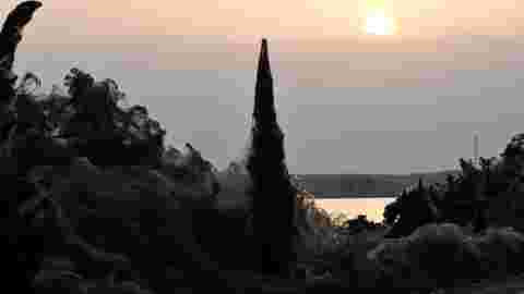 Grèce: un lac pris dans une toile d'araignée géante