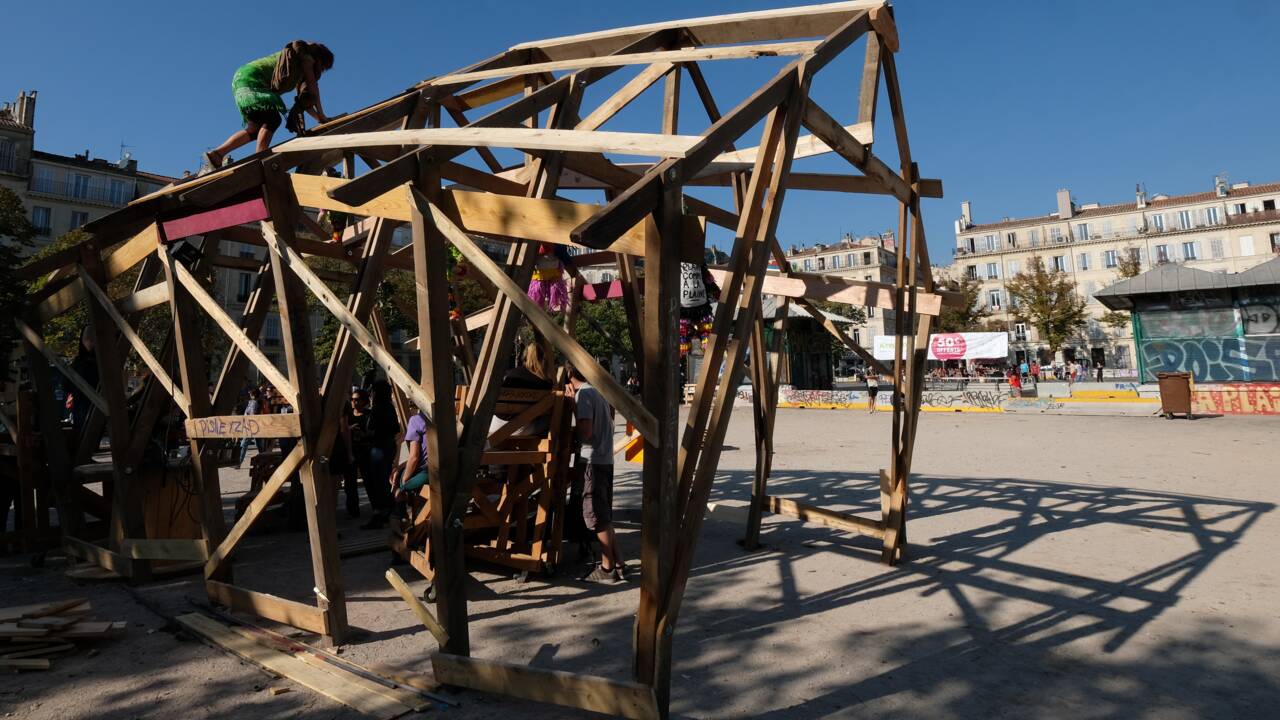 Contre la rénovation d'une place, des Marseillais érigent une cabane venue de Notre-Dame-des-Landes