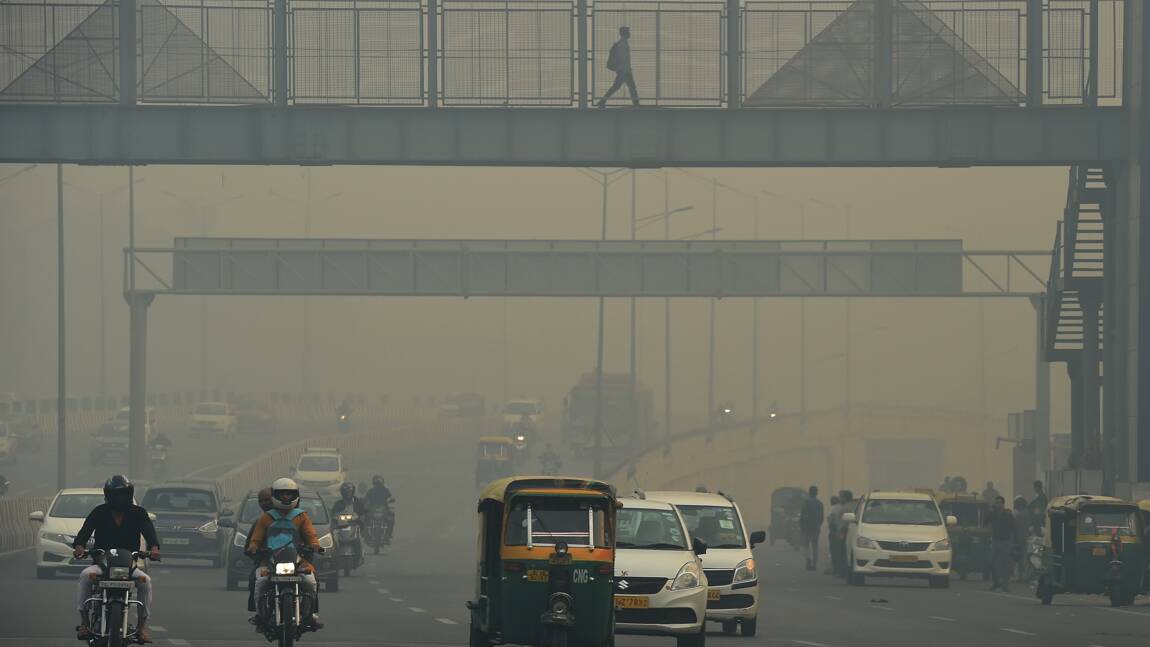 Inde: des masques antipollution rudimentaires pour les démunis de Delhi