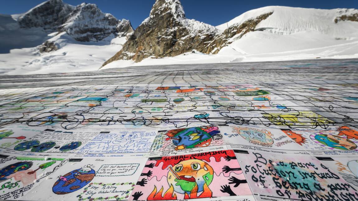 Record Guinness de la plus grande carte postale sur un glacier suisse
