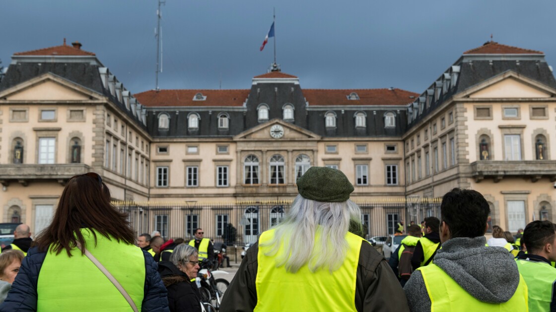 Gilets Jaunes Philippe Entend Tenir Son Cap Malgré Une