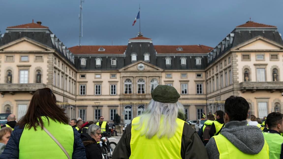 "Gilets jaunes": Philippe entend tenir son "cap" malgré une mobilisation qui se poursuit