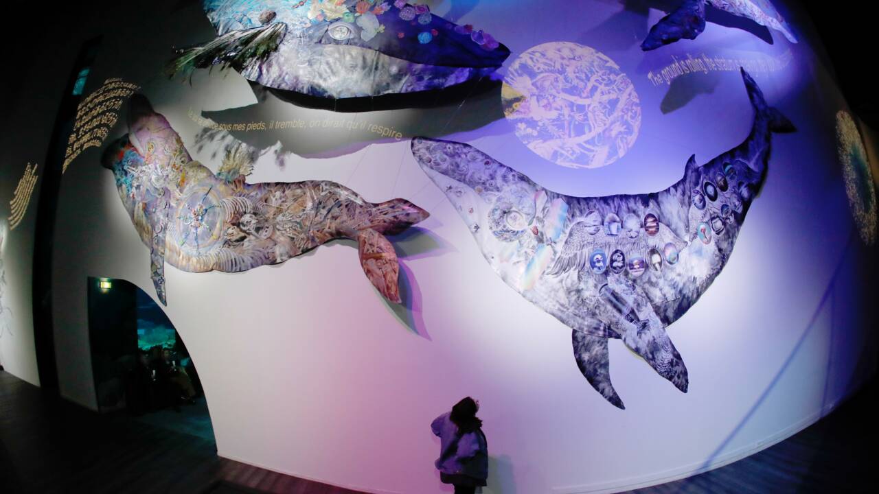 Océans en péril: une fresque avec des baleines de Maki Ohkojima à Paris