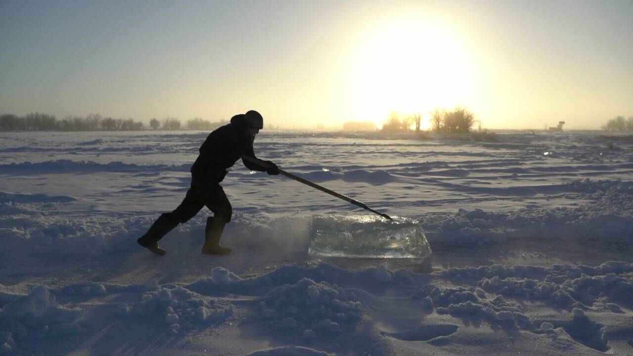 Russie : en Sibérie avec les chasseurs de glace, principale source d'eau potable