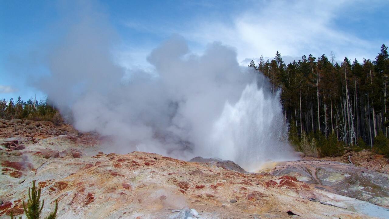 Le plus grand geyser de Yellowstone est entré 30 fois en éruption, un record depuis 54 ans
