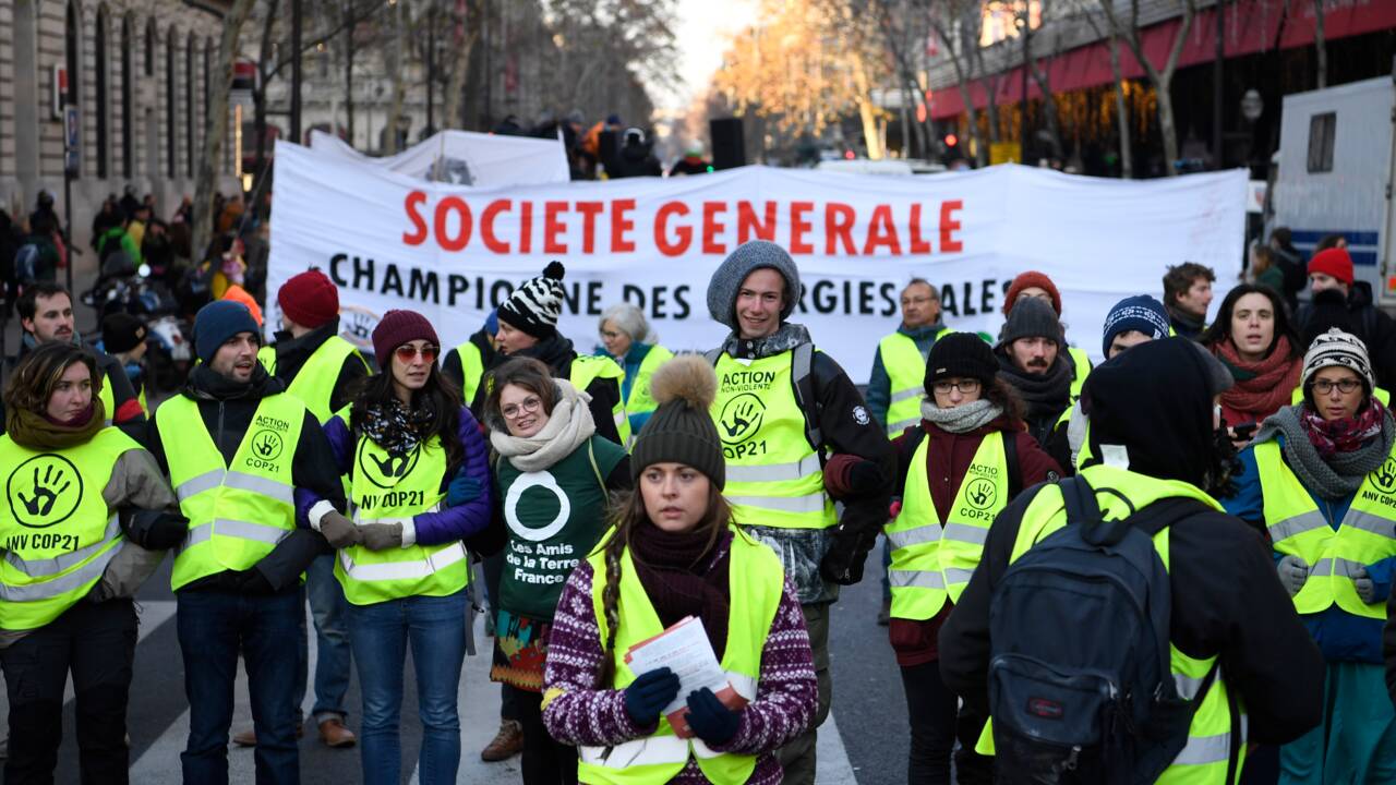 Climat: des ONG "nettoient" la Société Générale pour dénoncer ses investissements