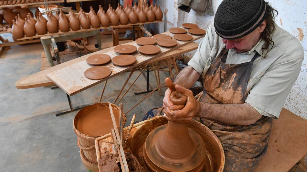 Une technique de poterie millénaire remise au goût du jour contre le gaspillage de l'eau