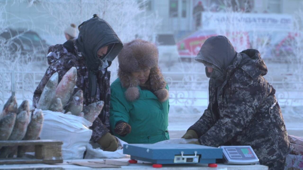 En Sibérie, un marché en plein air affronte les températures les plus froides au monde