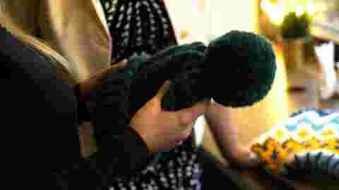En Russie, le tricot et internet s'allient pour voler au secours des babouchkas