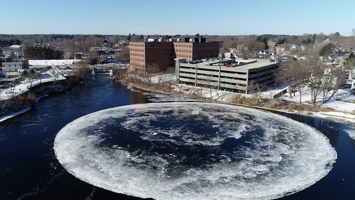 Quand un immense disque de glace se forme dans une rivière aux Etats-Unis