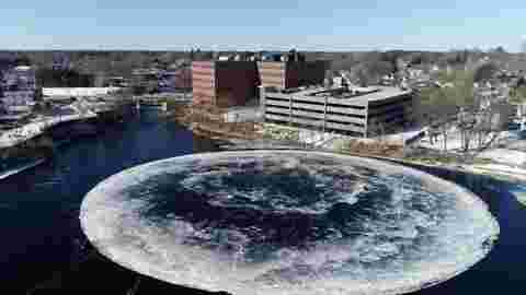 Quand un immense disque de glace se forme dans une rivière aux Etats-Unis
