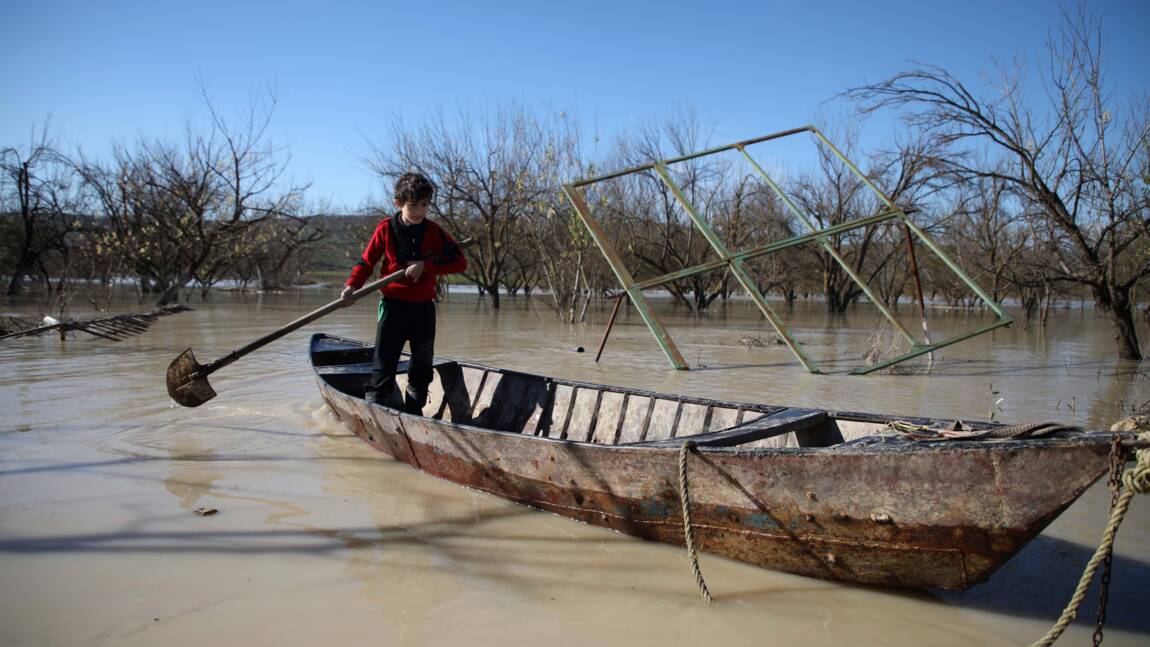 Avec les pluies en Syrie, un agriculteur-gondolier navigue dans les rues inondées