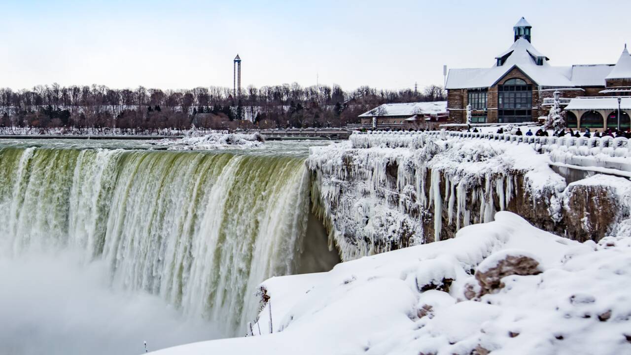 A cause du froid, les chutes du Niagara ont partiellement gelé en Amérique du Nord