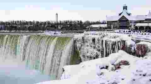 A cause du froid, les chutes du Niagara ont partiellement gelé en Amérique du Nord