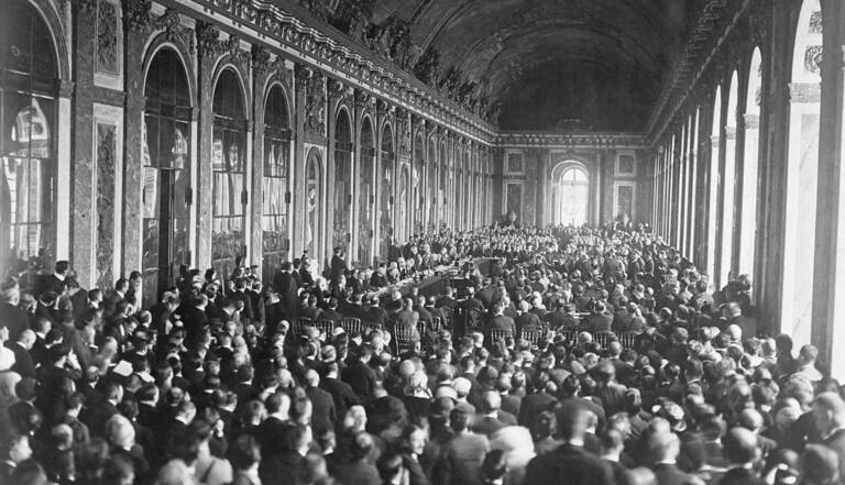 Pourquoi Le Traite De Versailles A Conduit A La Deuxieme Guerre Mondiale Geo Fr