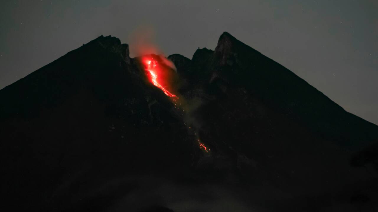 Indonésie: le volcan Merapi crache un large panache de fumée
