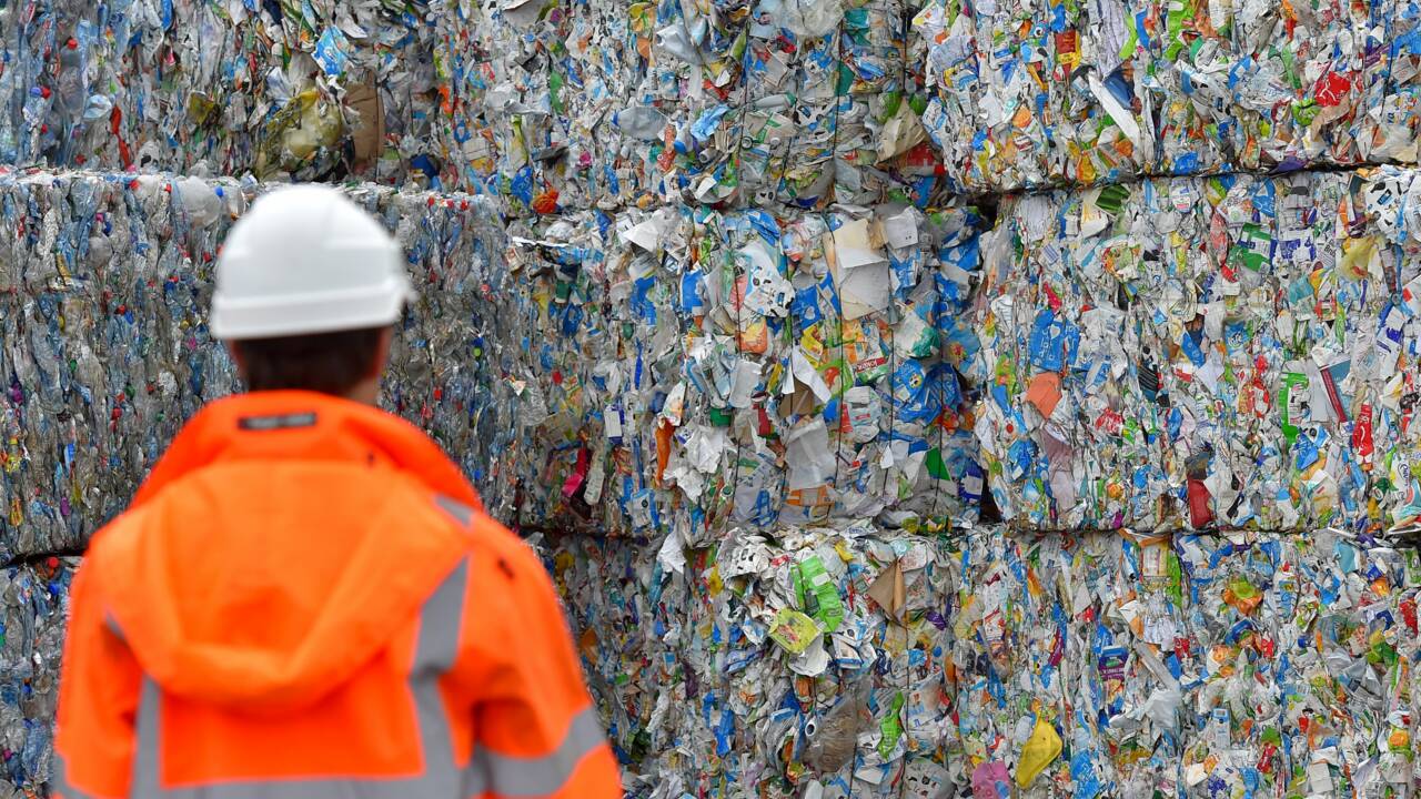 Un "pacte" entreprises-gouvernement-ONG pour réduire les emballages plastique