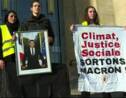 Des militants du climat décrochent le portrait de Macron en mairie
