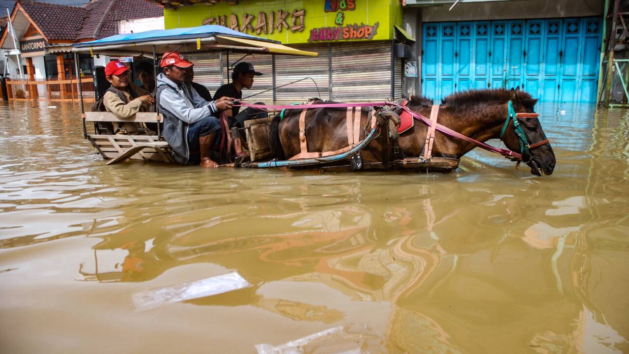 Inondations en Indonésie: au moins deux morts, le fleuve le plus pollué au monde déborde