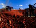 "Boues rouges": des militants écologistes déposent de la bauxite chez Alteo