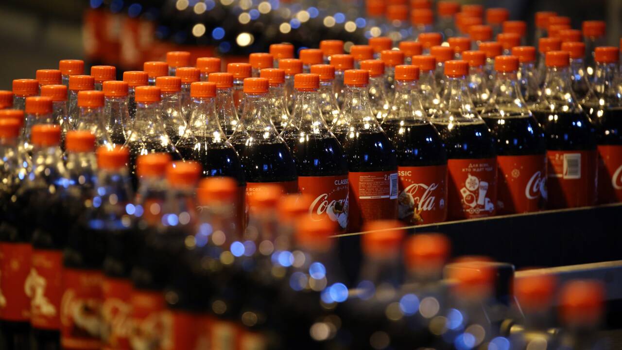 Coca-Cola révèle avoir produit trois millions de tonnes d'emballage plastique en un an