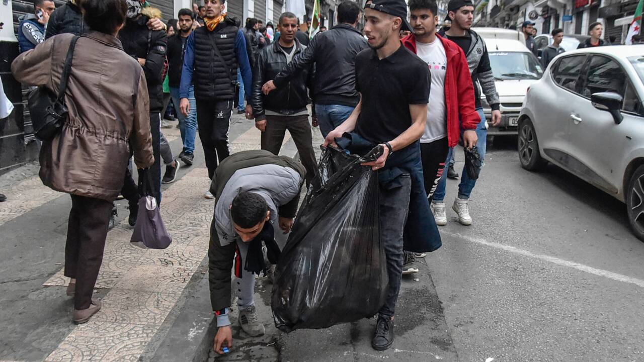Algérie: derrière les manifestants, des volontaires nettoient