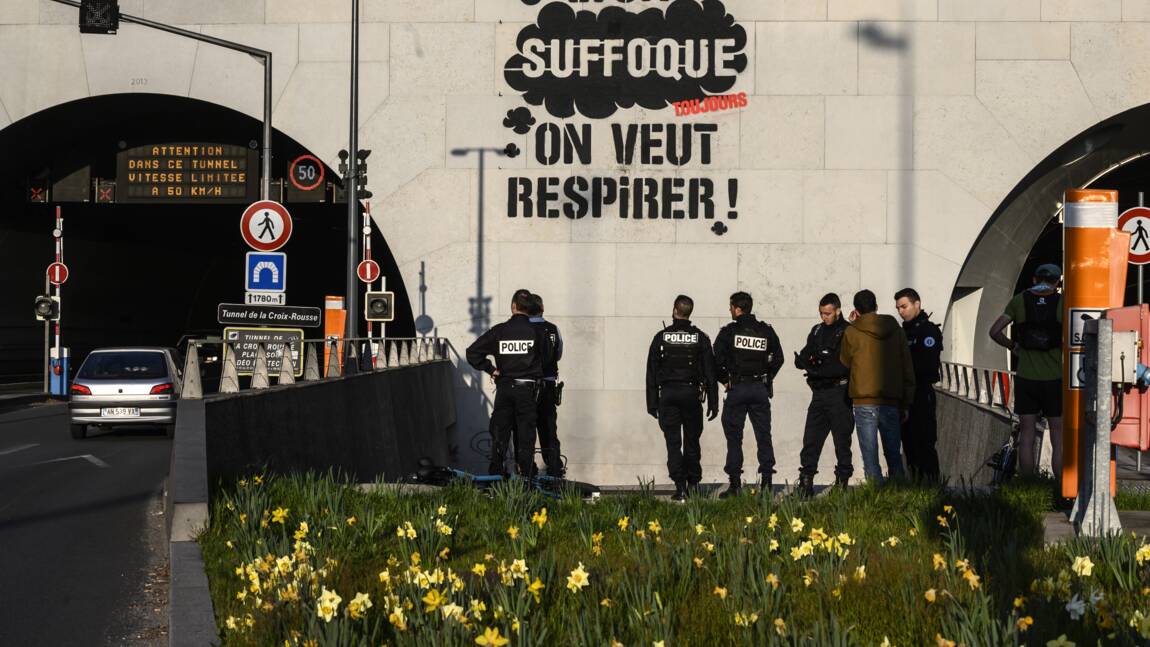 Lyon: Greenpeace somme les élus d'agir pour le climat sur un graffiti géant