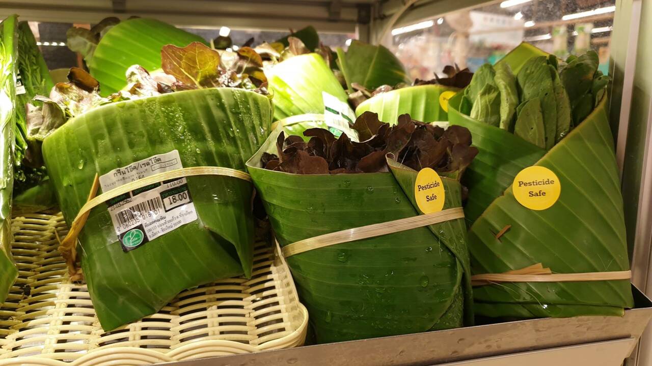 En Thaïlande, un supermarché remplace l'emballage plastique par des feuilles de bananier