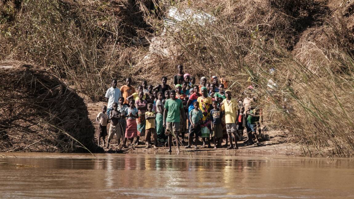 Sur la rivière mozambicaine Buzi, l'aide humanitaire au compte-goutte