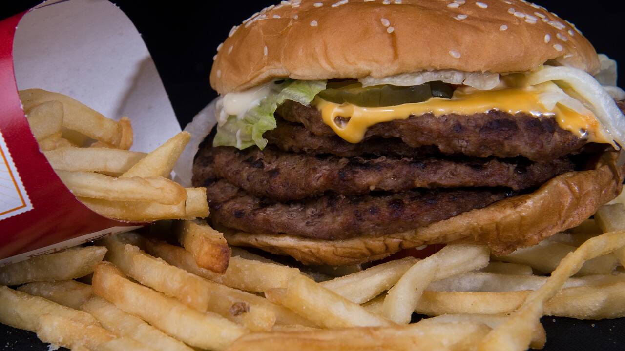 Tri des déchets: le gouvernement pointe du doigt des fast-foods en retard