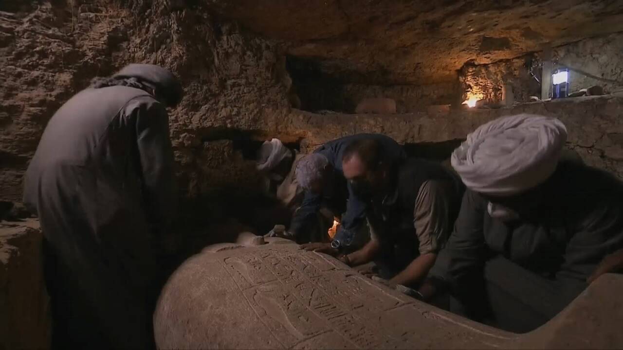 Des archéologues ouvrent un sarcophage égyptien vieux de 2500 ans en direct à la télévision
