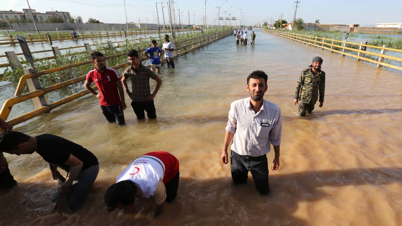 Dans le sud-ouest de l'Iran, la solidarité des habitants face aux inondations