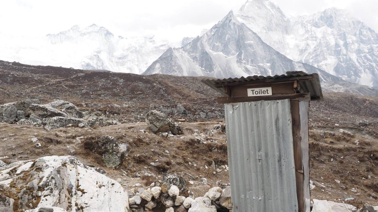 Sur l'Everest, des toilettes sèches installées à 7000 mètres d'altitude