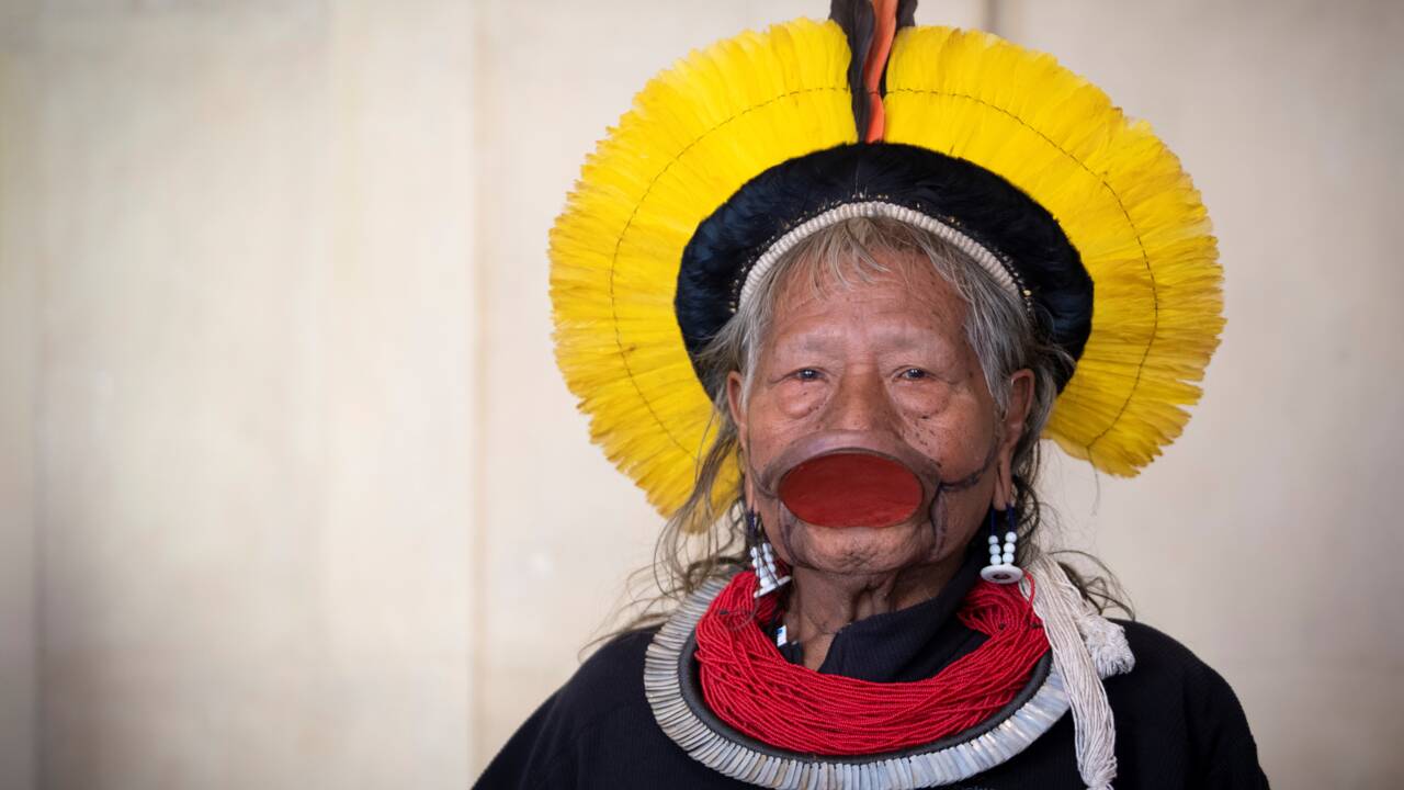 Amazonie: le chef indigène brésilien Raoni entame à Paris sa tournée européenne