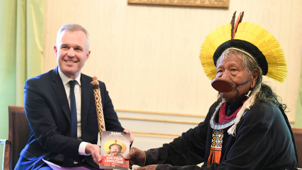 Amazonie: le chef indigène brésilien Raoni entame à Paris sa tournée européenne
