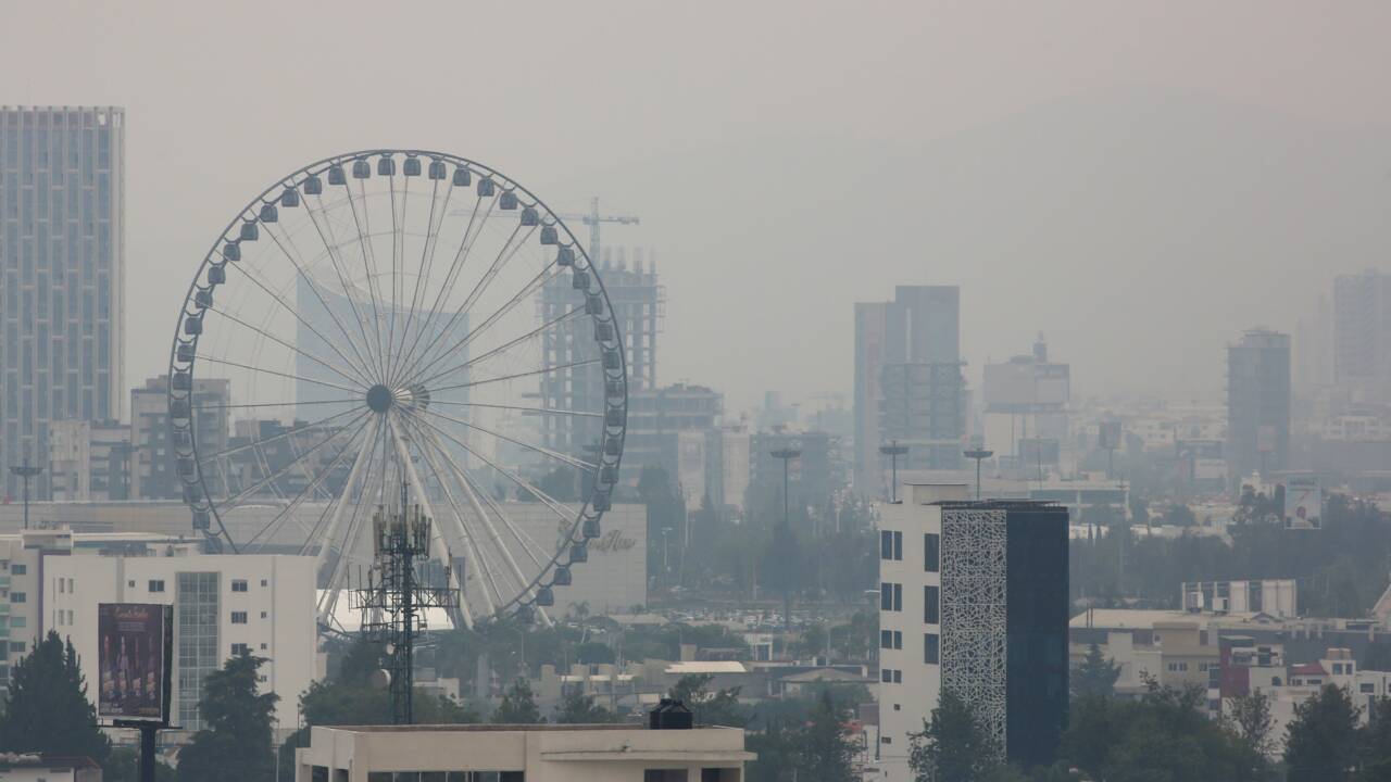 Sous le nuage de pollution à Mexico, la vie continue