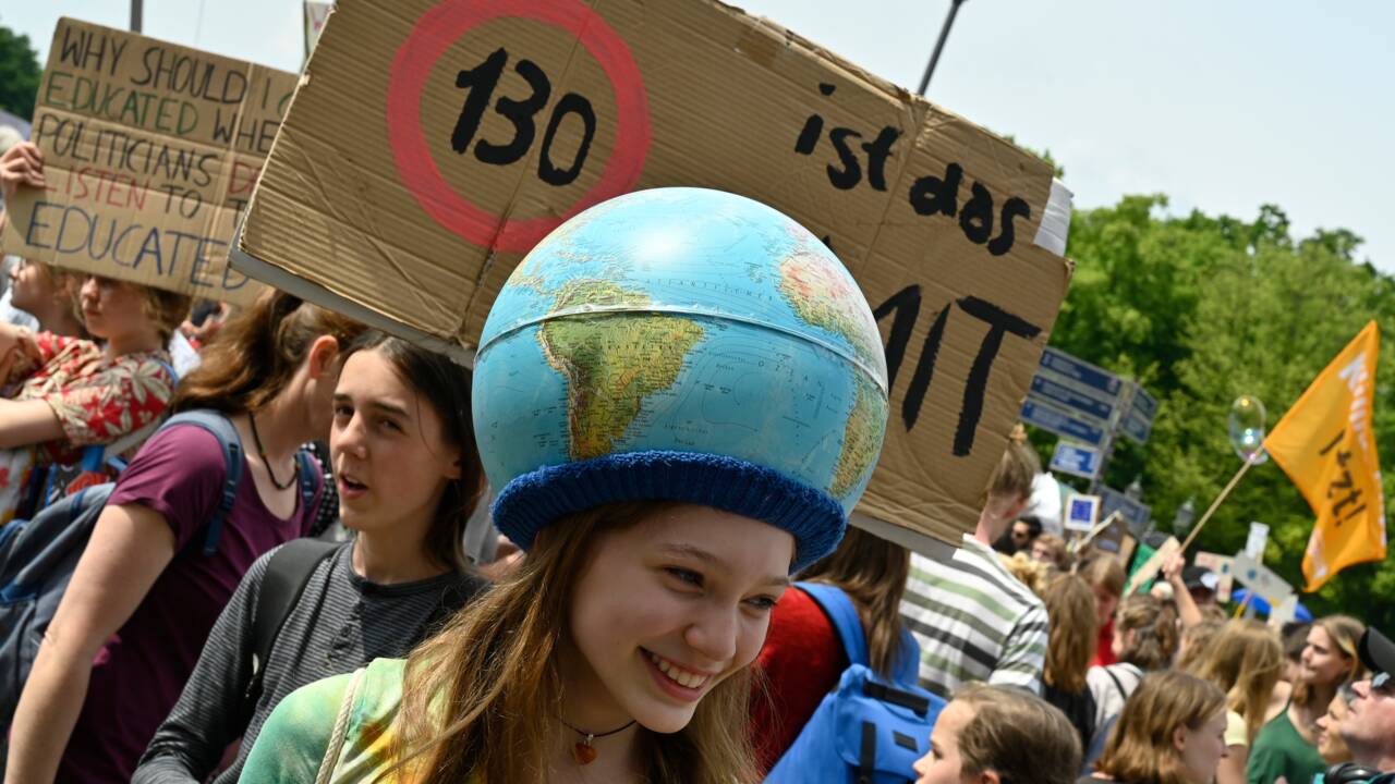 Les jeunes Européens manifestent pour le climat avant les élections