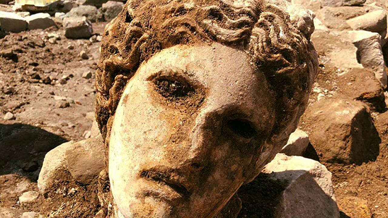 Des archéologues découvrent une tête en marbre vieille de 2000 ans au cœur de Rome