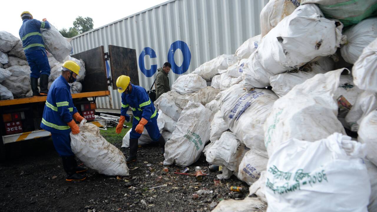 Des tonnes de déchets abandonnés sur les pentes de l'Everest destinés au recyclage