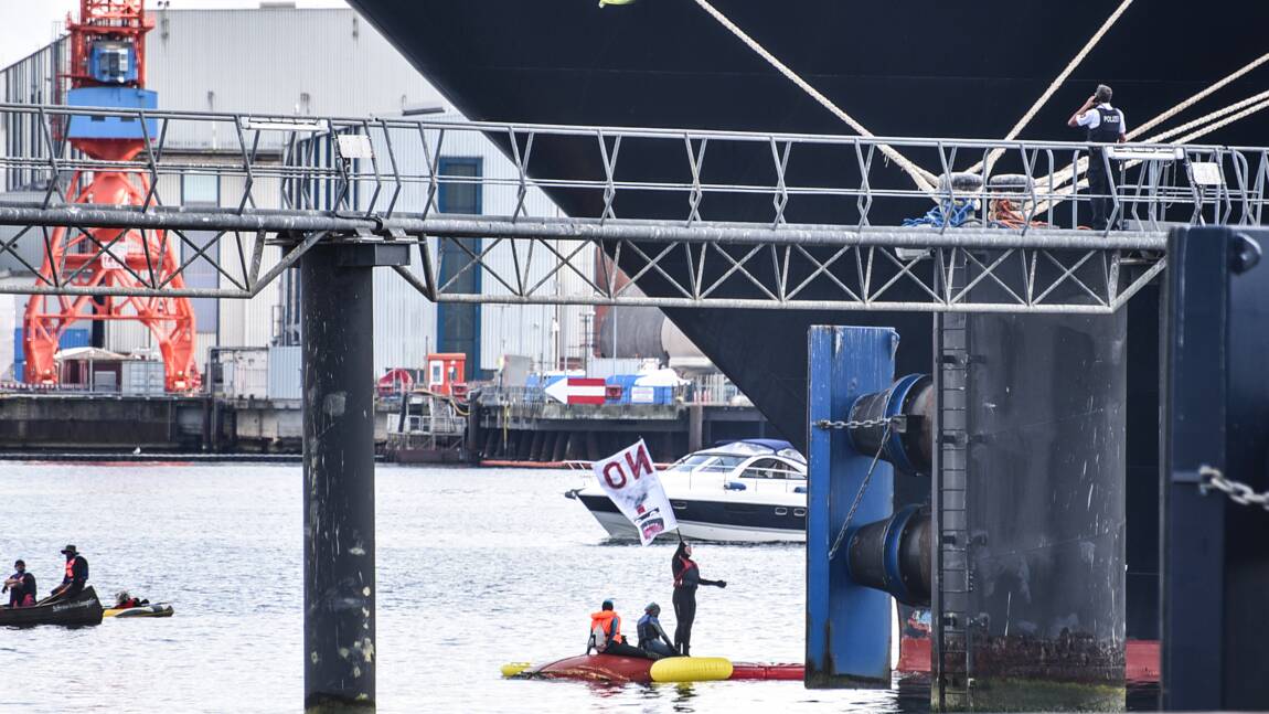 Allemagne: des militants écologistes bloquent un bateau de croisière dans un port