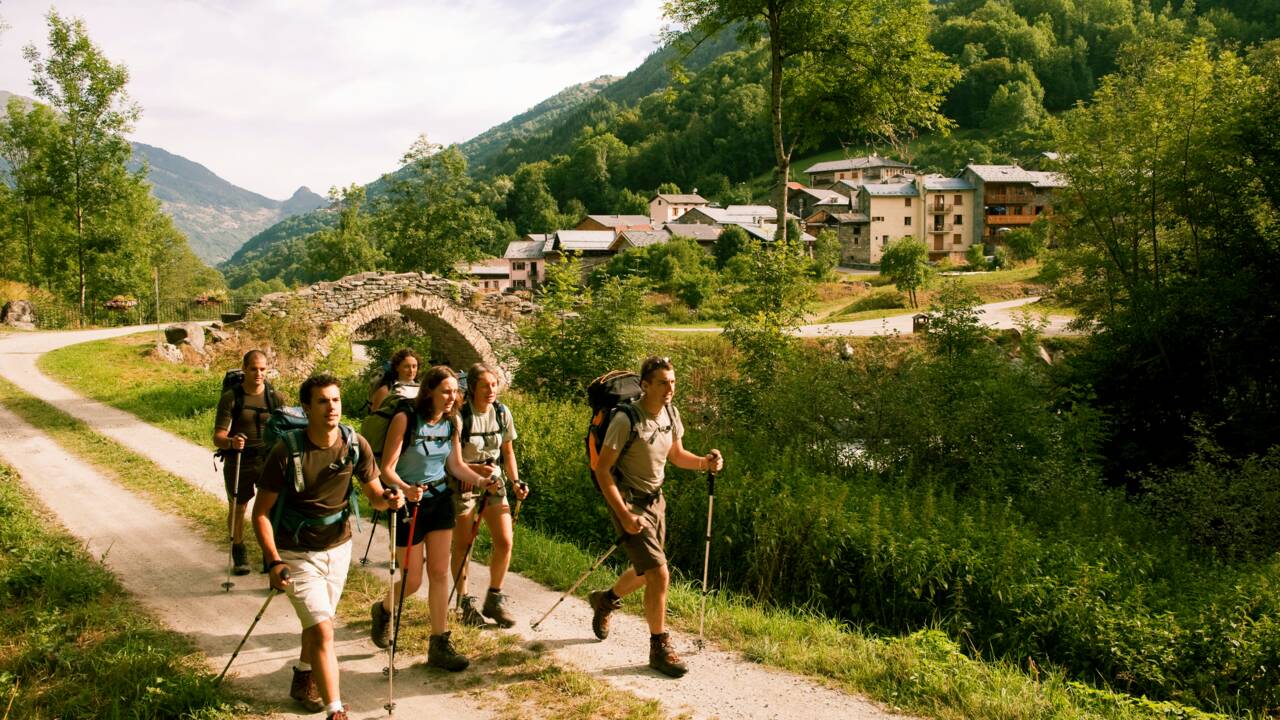 En Savoie, une randonnée sur les traces de la pierre magique