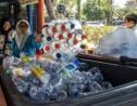 Indonésie : à Surabaya, un ticket de bus coûte trois bouteilles ou dix gobelets en plastique