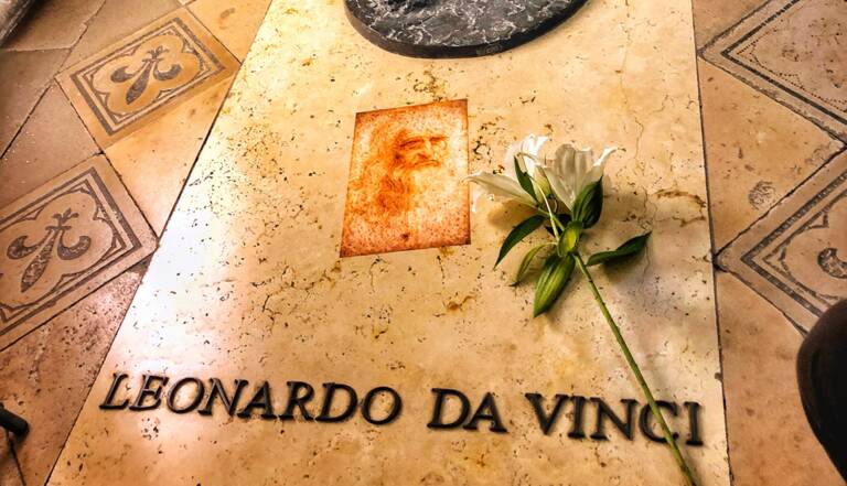 Leonard De Vinci Qui Se Trouve Dans Sa Tombe A Amboise Geo Fr