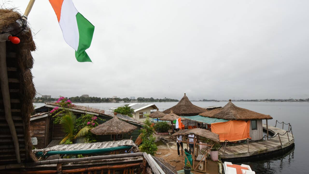 Côte d'Ivoire: une "île flottante" sur des bouteilles plastiques récupérées