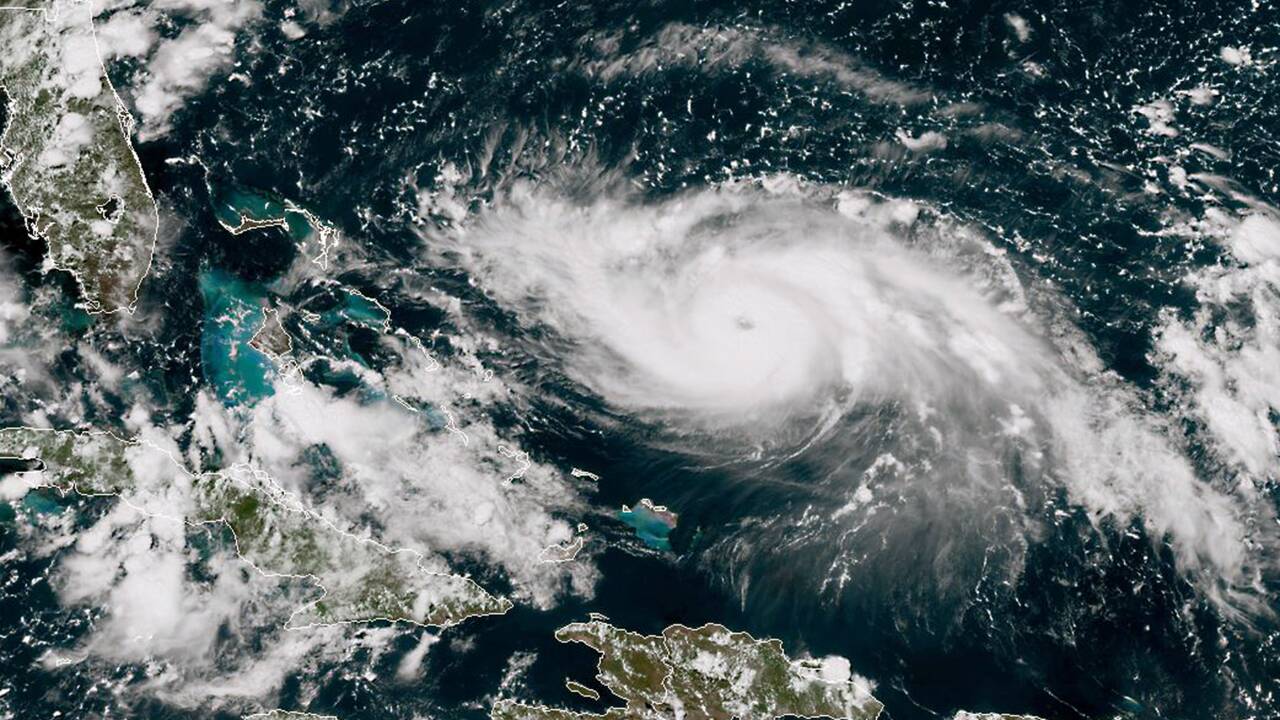 Comment les prévisionnistes surveillent l'ouragan Dorian