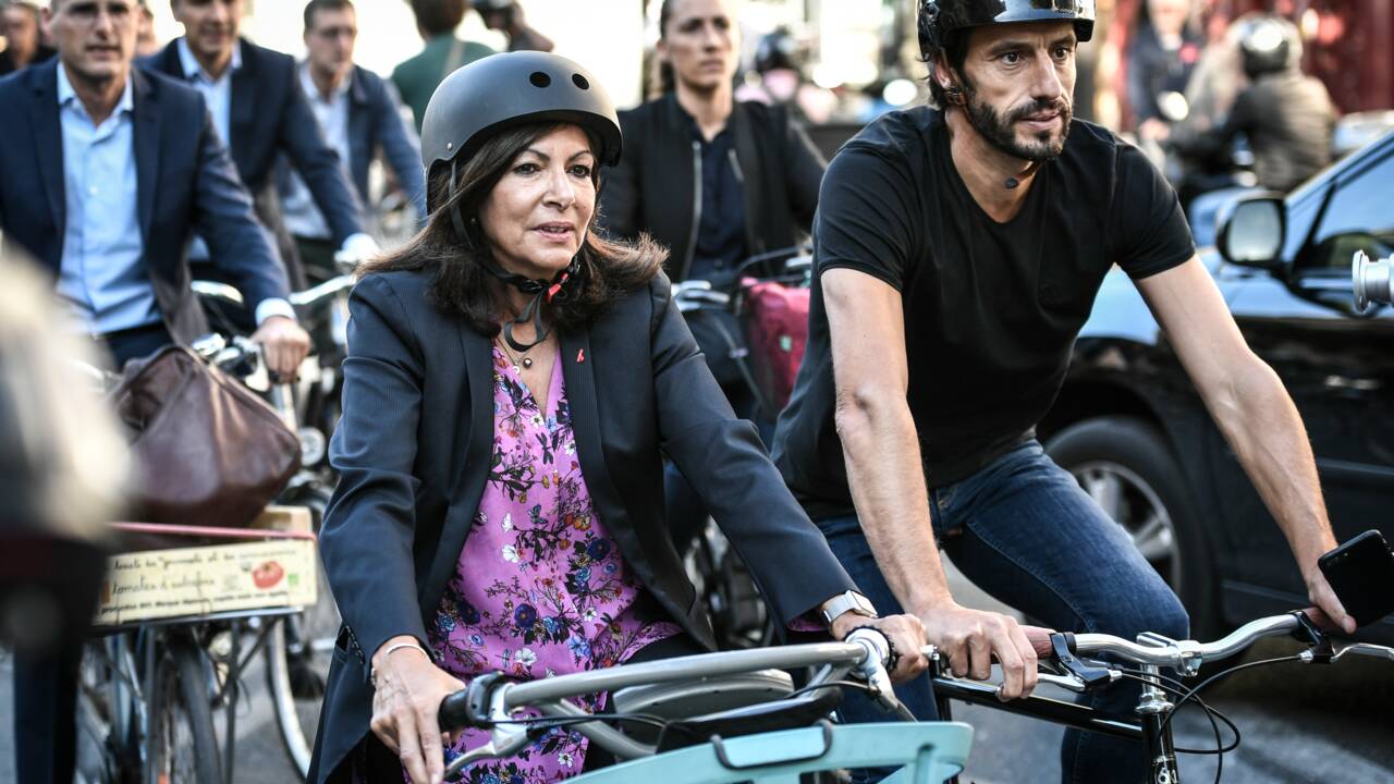 Anne Hidalgo à vélo, pour promouvoir les pistes cyclables de la capitale
