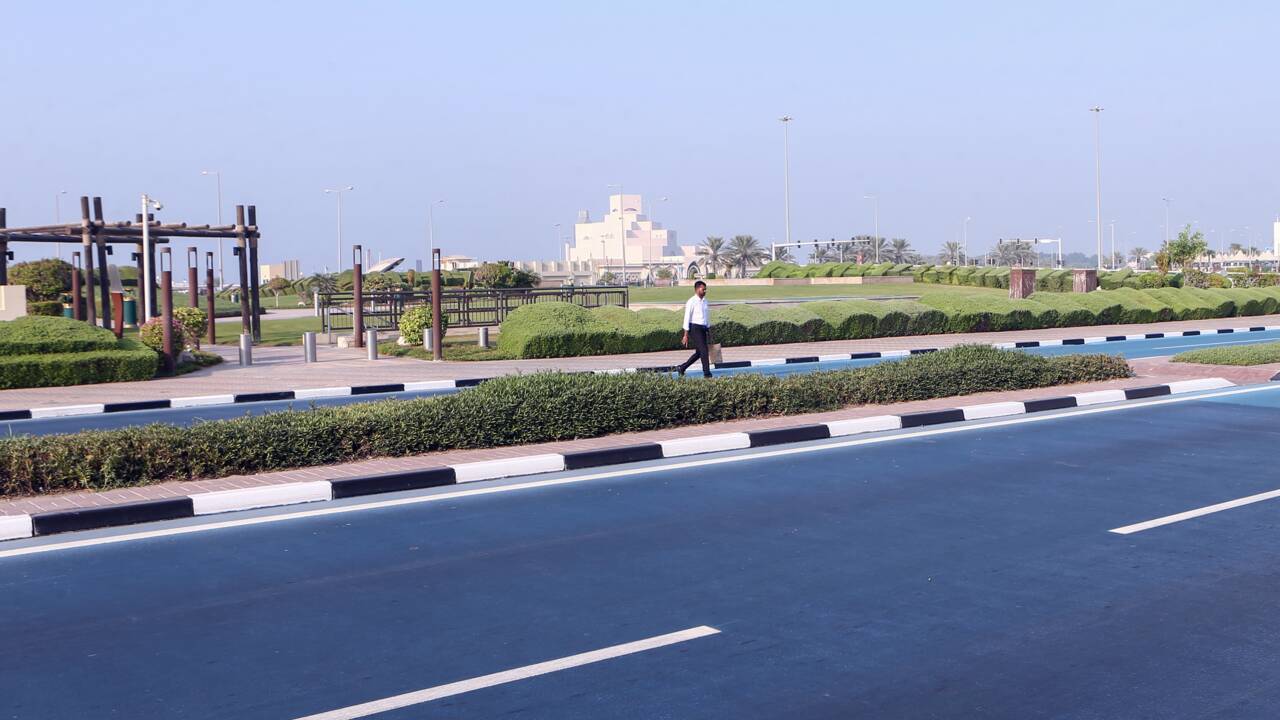 Le Qatar à l'heure bleue: une rue repeinte pour rafraîchir Doha