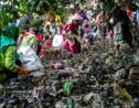 Des bénévoles à la chasse aux déchets pour nettoyer la planète