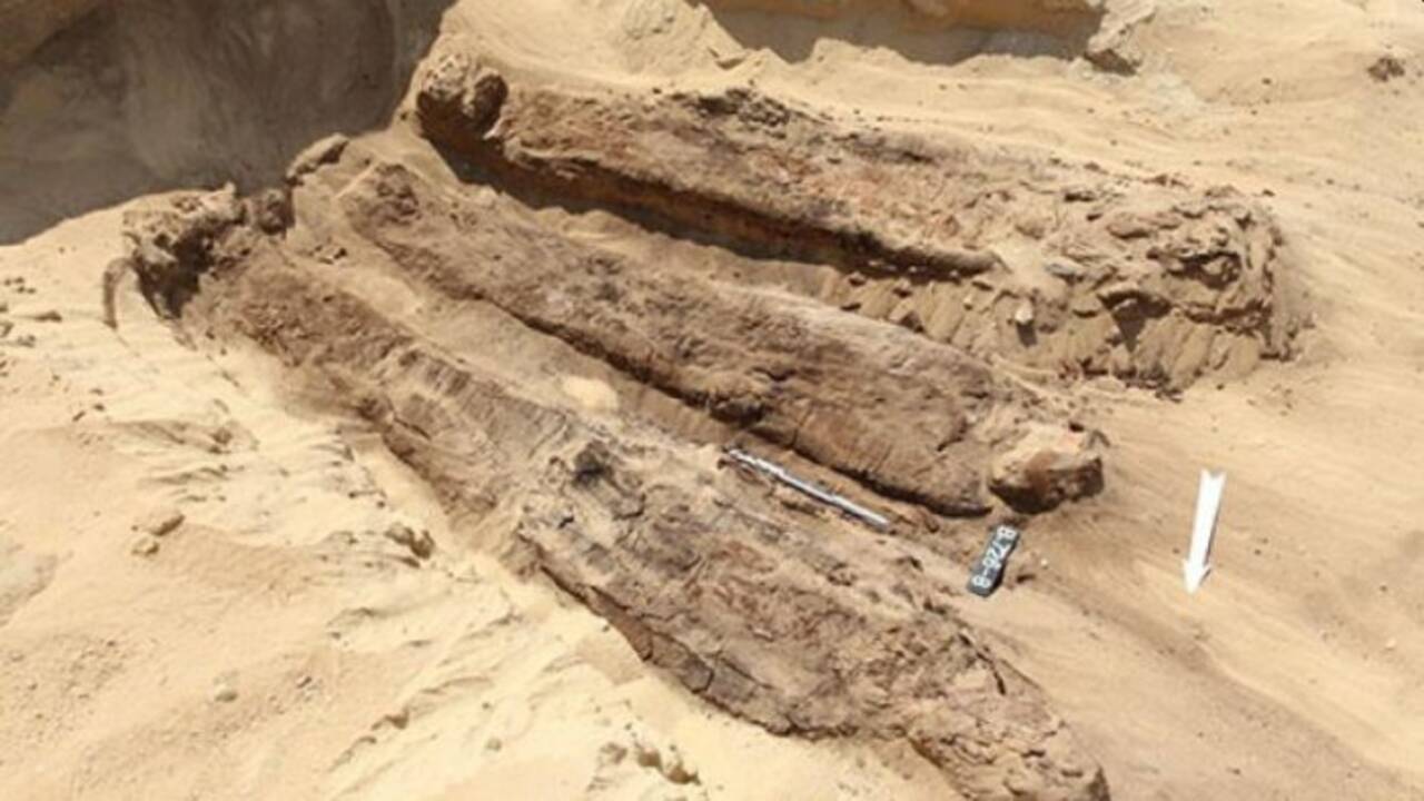 Des momies découvertes enterrées dans le sable à côté d'une pyramide en Egypte