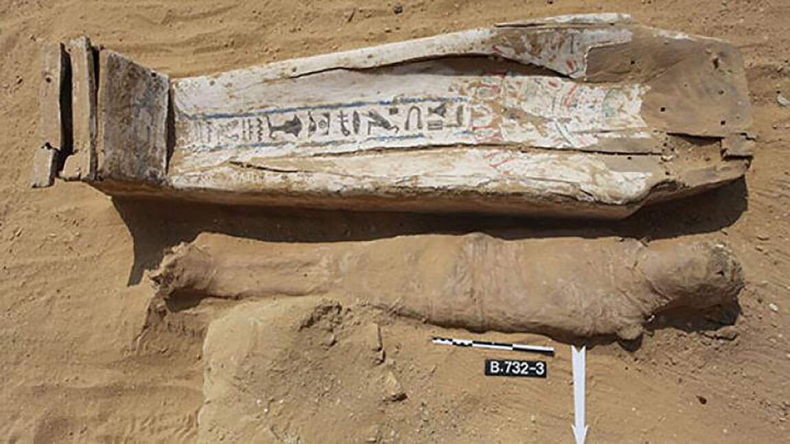 Des momies découvertes enterrées dans le sable à côté d'une pyramide en Egypte